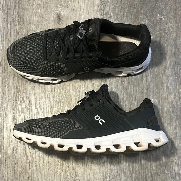 On Cloud Swift Black Athletic Shoes