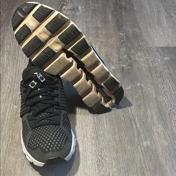 On Cloud Swift Black Athletic Shoes