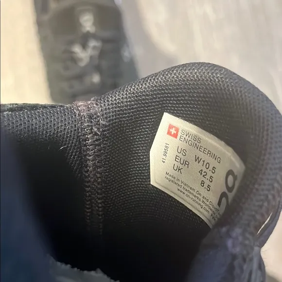 On Cloud Swift Black Athletic Shoes