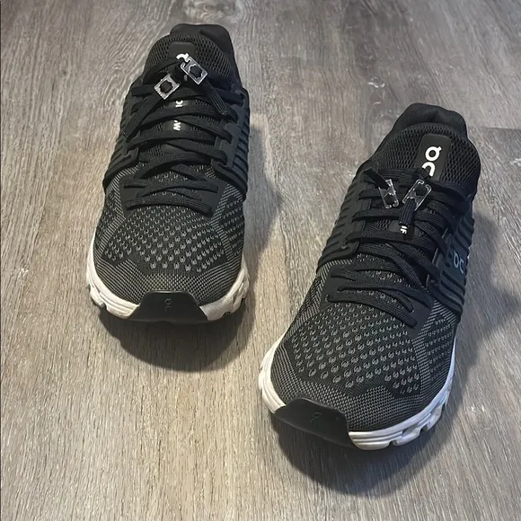 On Cloud Swift Black Athletic Shoes