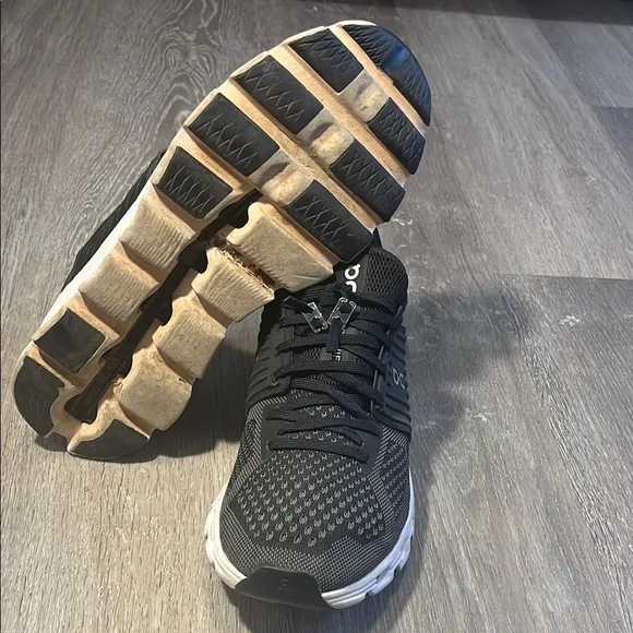 On Cloud Swift Black Athletic Shoes