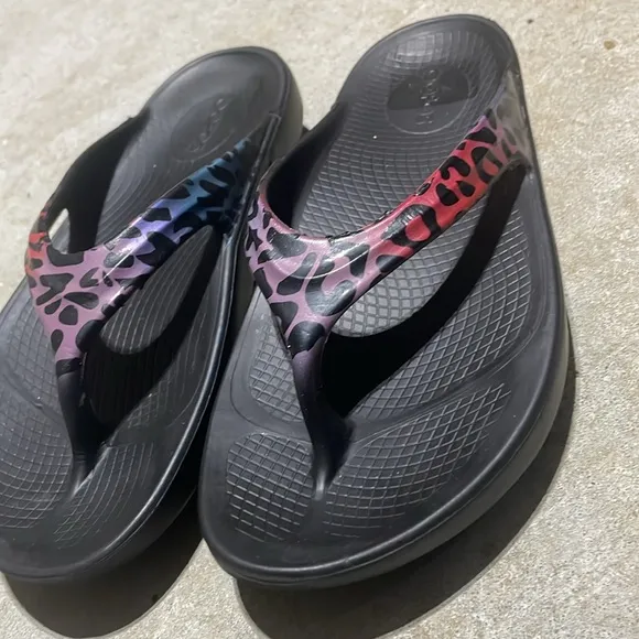 OOFOS Oolala Multi Color Cheetah Print Orthotic Flip Flop Sandals Women’s Size 7
