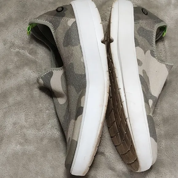 OOFOS OOmg Eezee Low Women's Walking Shoes Camouflage Slip-On Sneakers Size 9/40