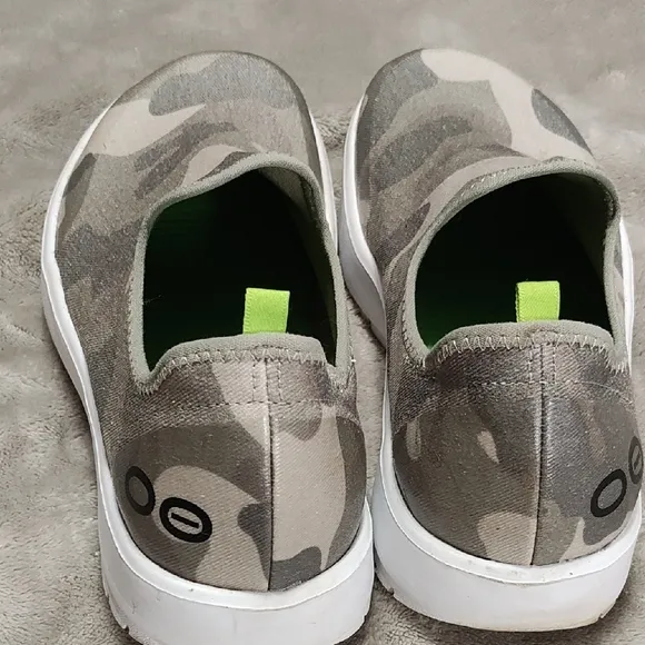 OOFOS OOmg Eezee Low Women's Walking Shoes Camouflage Slip-On Sneakers Size 9/40
