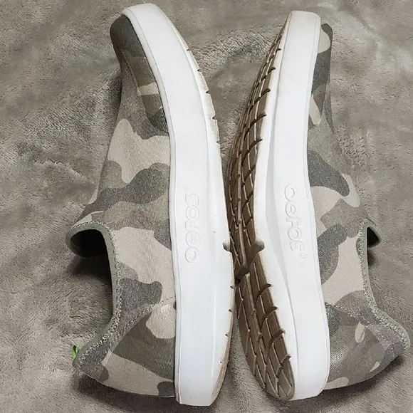 OOFOS OOmg Eezee Low Women's Walking Shoes Camouflage Slip-On Sneakers Size 9/40