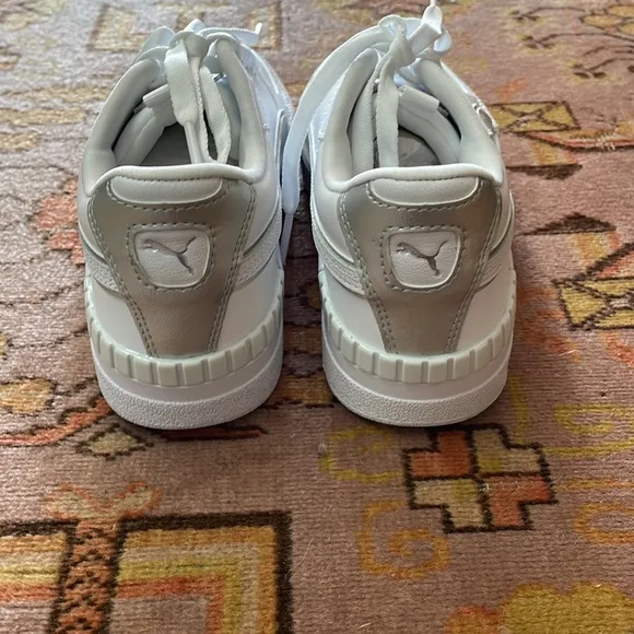 Puma sneakers white and silver Size 6, New NIB