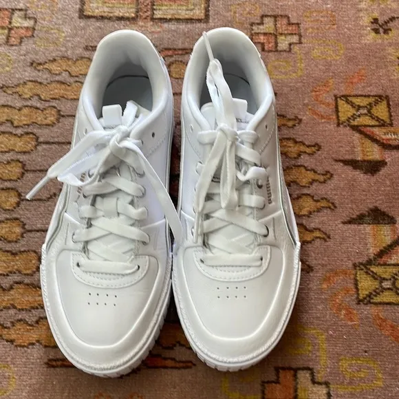 Puma sneakers white and silver Size 6, New NIB