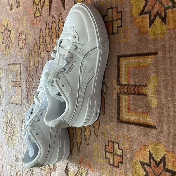 Puma sneakers white and silver Size 6, New NIB