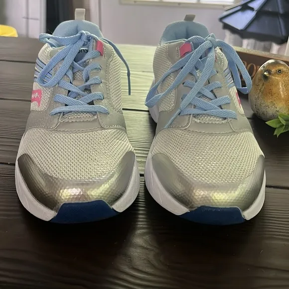 Saucony sneakers NWOT