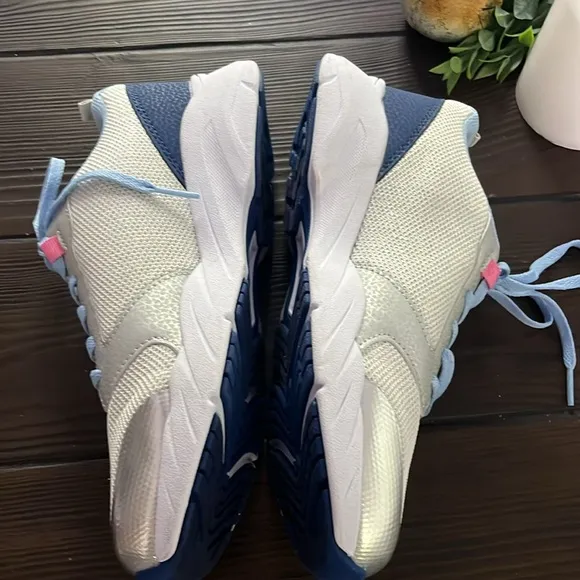 Saucony sneakers NWOT