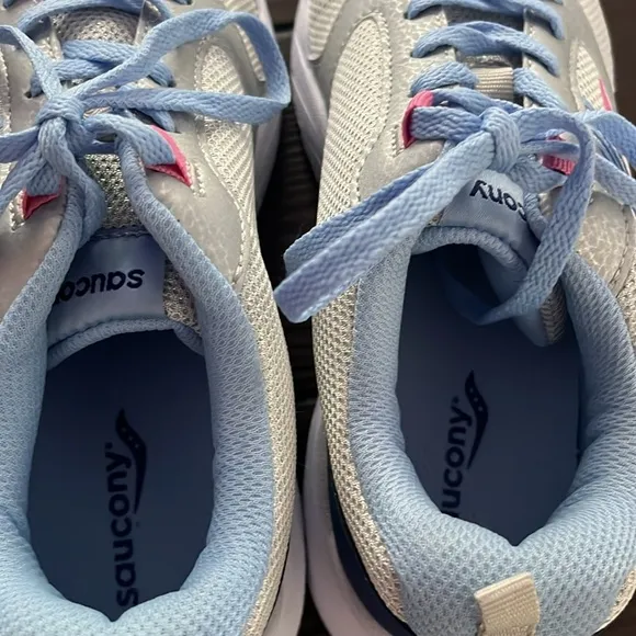 Saucony sneakers NWOT