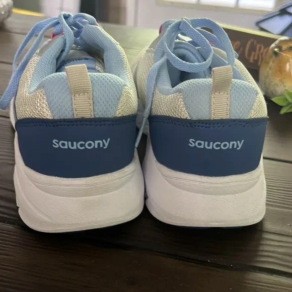 Saucony sneakers NWOT