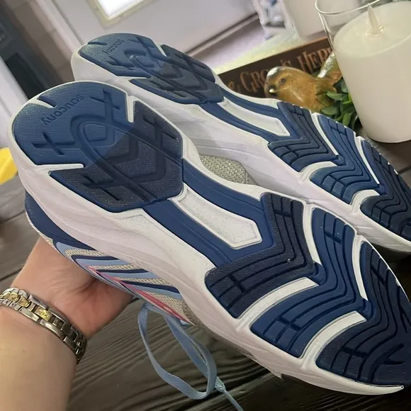 Saucony sneakers NWOT
