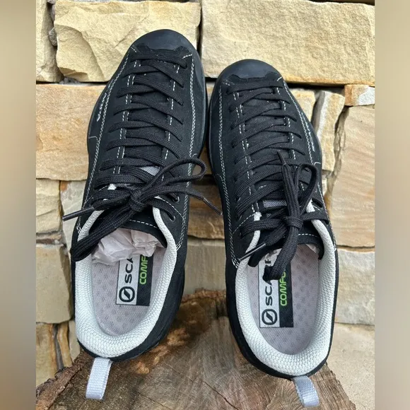 Scarpa Mojito Athletic trail hiking shoe in black Sleek design Sz-M7 or W8   L