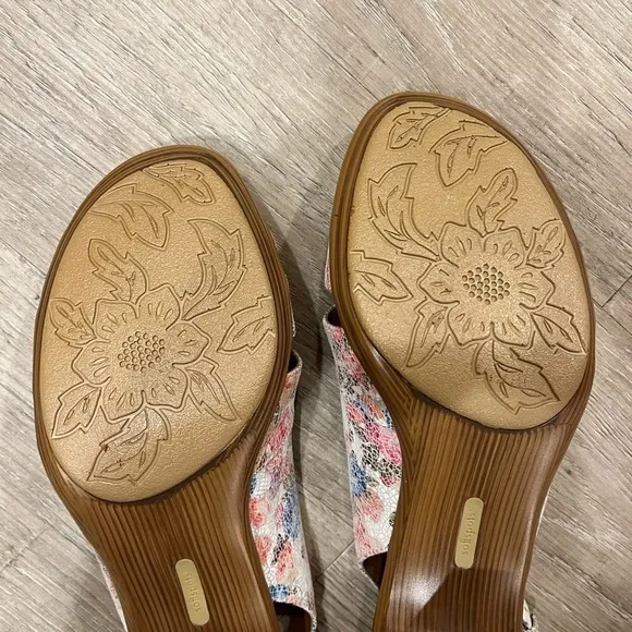 Softspots Floral Sandals 9.5