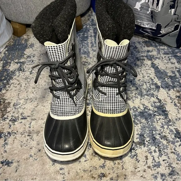 Sorel Black &amp; White 1964 Tivoli Waterproof LaceUp Snow Boots Size 9