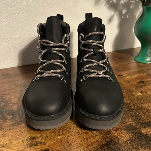 Sorel Hi-Line Hiking Boots - Waterproof, Leather Women 12- Men 10.