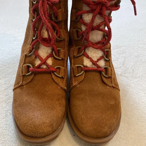 Sorel Phoenix short brown suede shearling lug sole hiking boots NWOT Sz 7.5