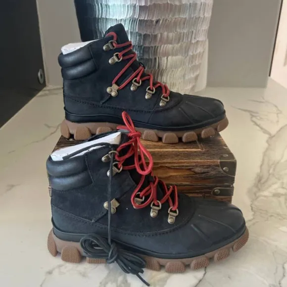 Sperry Summit Suede Boots in Black