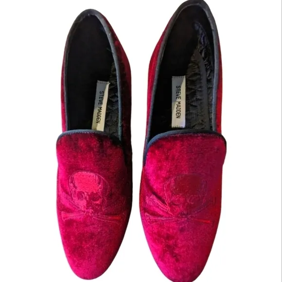 Steve Madden Velvet Cranberry w/Embroidered Skull &amp; Crossbones Loafer Size 8 EUC