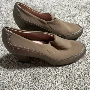 Taryn Rose heals, copper color
