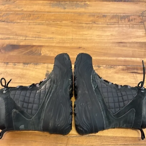 THE North Face lace up hiking boot, size 6, gently used , waterproof, black