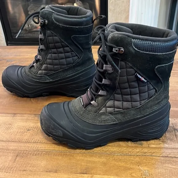 THE North Face lace up hiking boot, size 6, gently used , waterproof, black