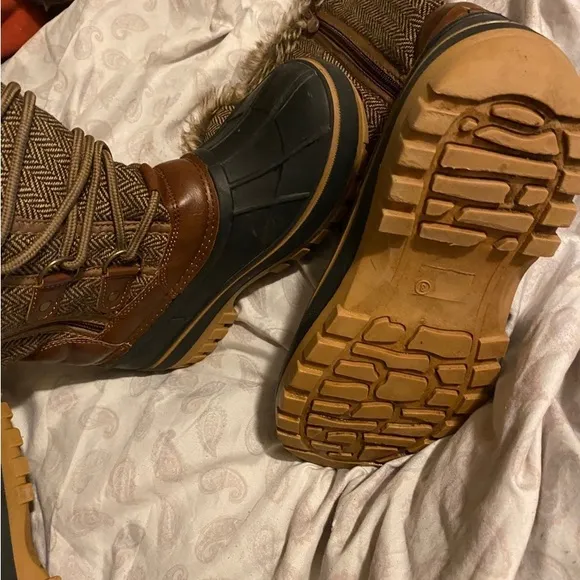 Two pairs Duck snow boots