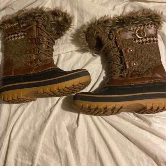 Two pairs Duck snow boots