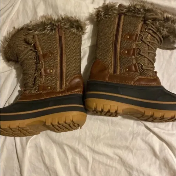 Two pairs Duck snow boots
