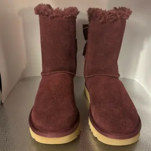 UGG snow boots size women’s five. Absolutely adorable burgundy color with bows.
