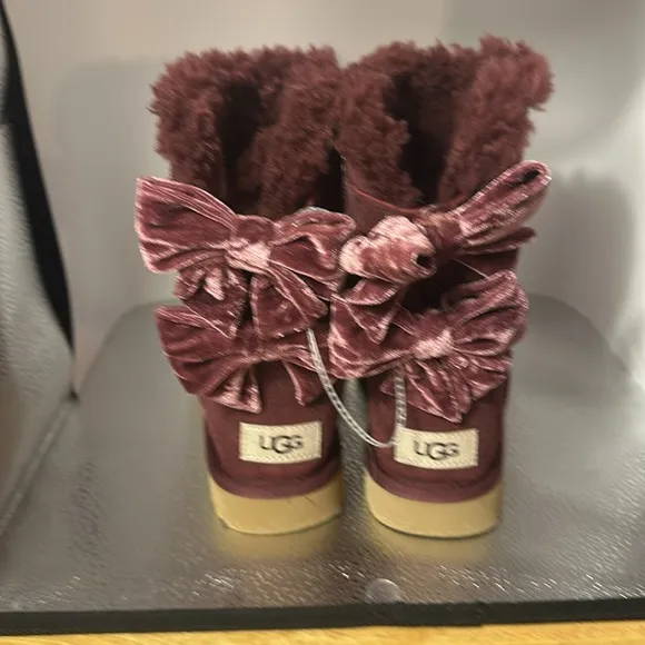 UGG snow boots size women’s five. Absolutely adorable burgundy color with bows.
