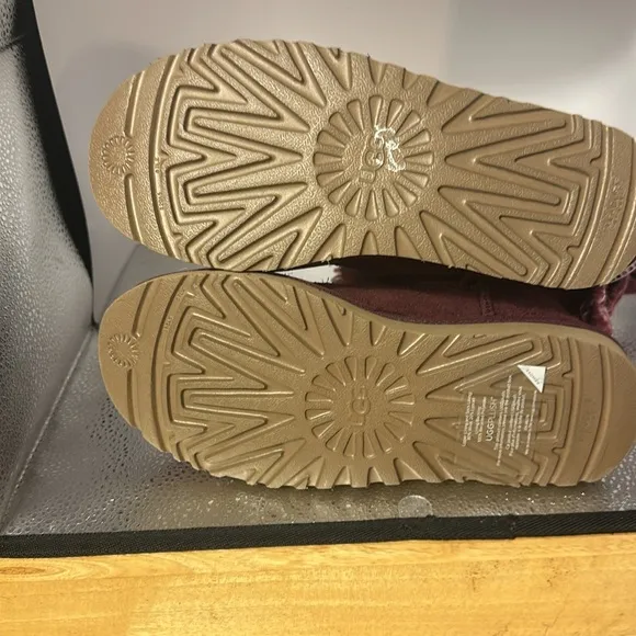 UGG snow boots size women’s five. Absolutely adorable burgundy color with bows.