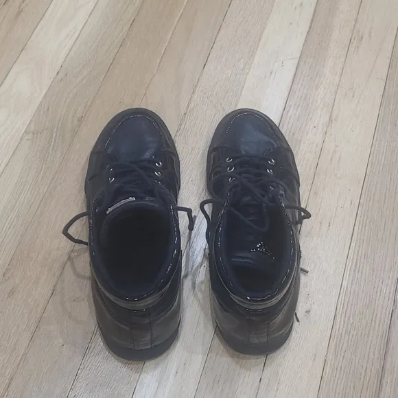 Used Black/Gold Guess mens sneakers 10.5🔥