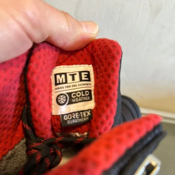 Vans MTE GORE-TEX Black and Red Rain &amp; Snow Boots with Waterproof Design