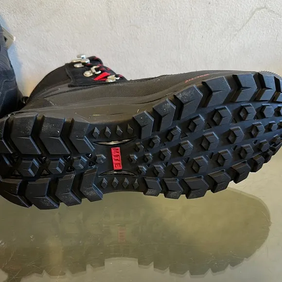 Vans MTE GORE-TEX Black and Red Rain &amp; Snow Boots with Waterproof Design
