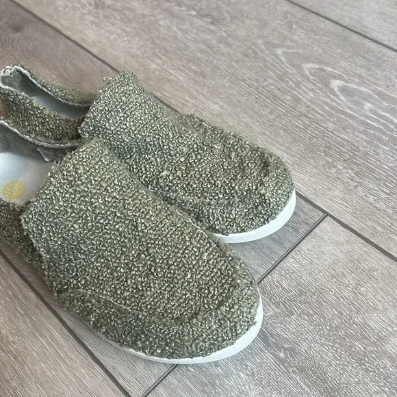 Vionic beach slip on comfort olive green walking shoes new size 6
