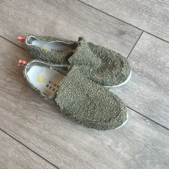 Vionic beach slip on comfort olive green walking shoes new size 6