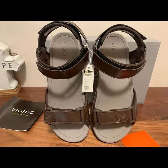 Vionic canoe Leo leather strapy sandals size 7