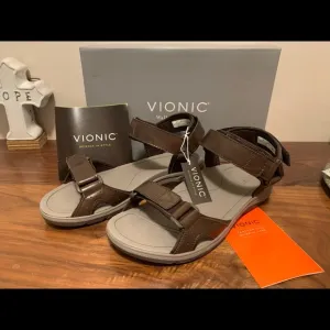 Vionic canoe Leo leather strapy sandals size 7