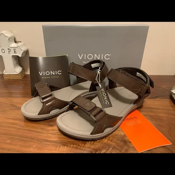 Vionic canoe Leo leather strapy sandals size 7