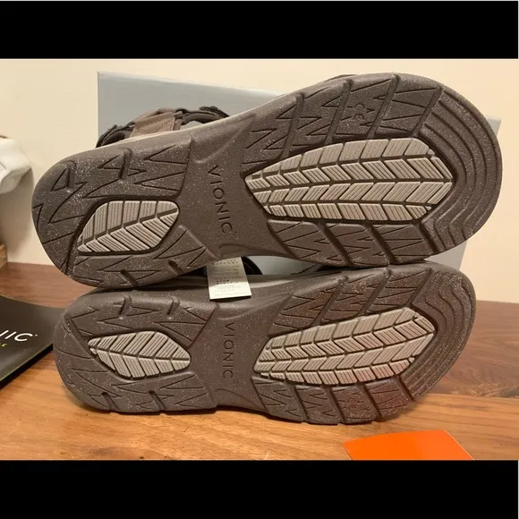 Vionic canoe Leo leather strapy sandals size 7