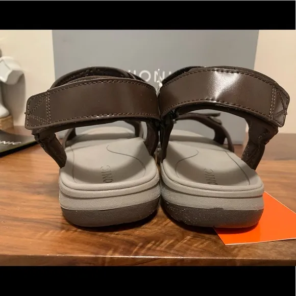 Vionic canoe Leo leather strapy sandals size 7