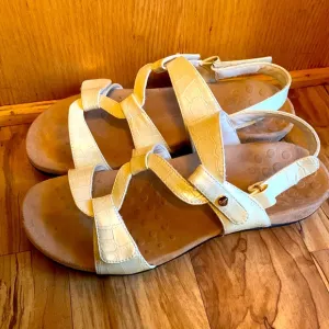 Vionic Paros size 9 ivory croc embossed vegan comfort sandals 3 way adjustable
