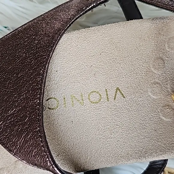 Vionic Women’s Kirra Metallic Leather sandals size US 11