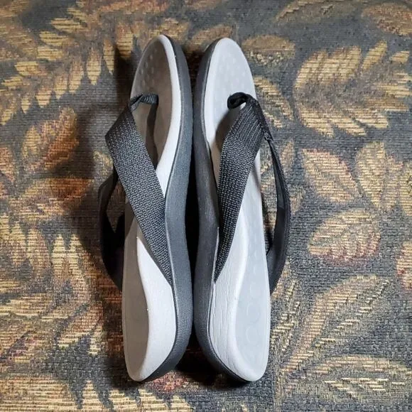 Vionic Unisex Black and Grey Wave Toe-post Sandals- Size M7/W8