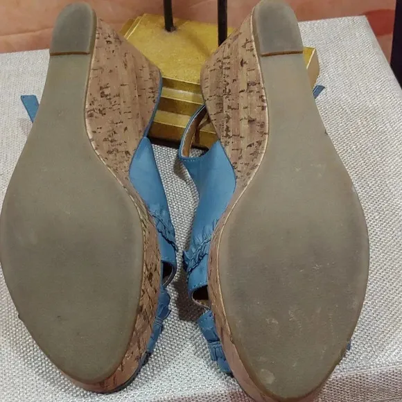 Wedge open toes shoes
