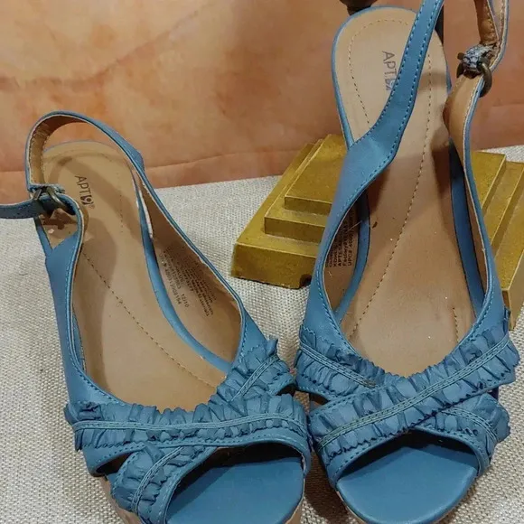 Wedge open toes shoes