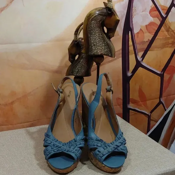 Wedge open toes shoes