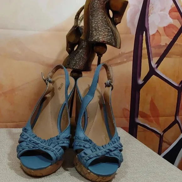 Wedge open toes shoes